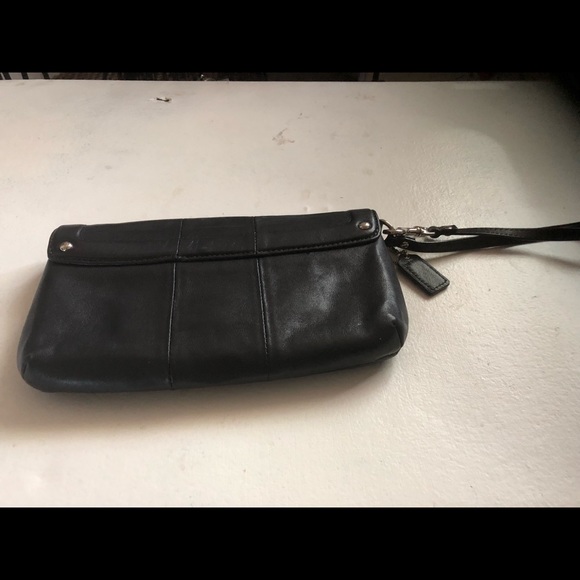 Coach- preloved leather wristlet good condition - Picture 2 of 6